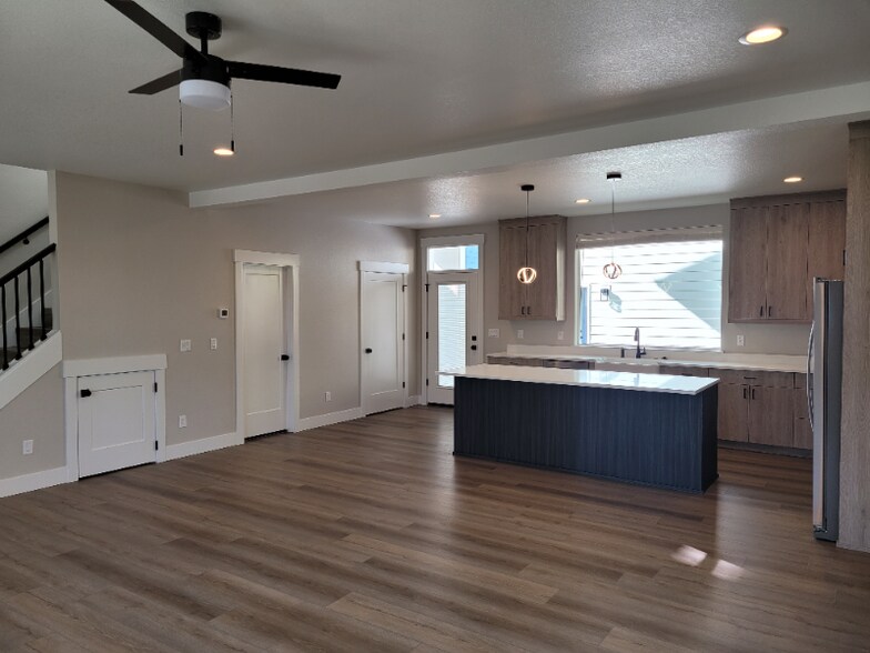 Building Photo - 877 Park Ave NE