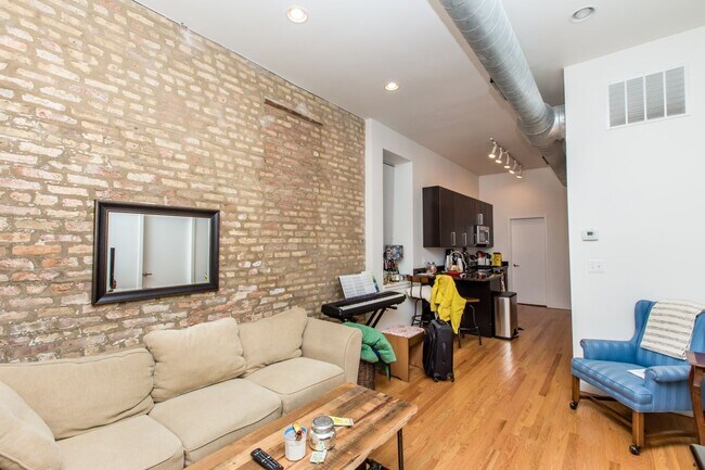 Building Photo - Video Tour- Sunny 2 Bed w/Laundry. Near 606 and EL. Free Internet. Amazing Deal.