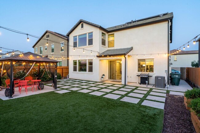 Building Photo - Copper River Canvas on the Bluffs! 4B/3BA ...