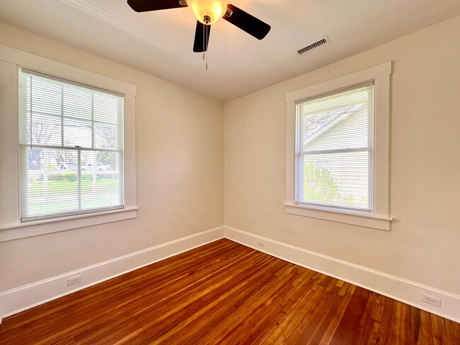 Building Photo - Charming 2 Bedroom Home - All utilities in...