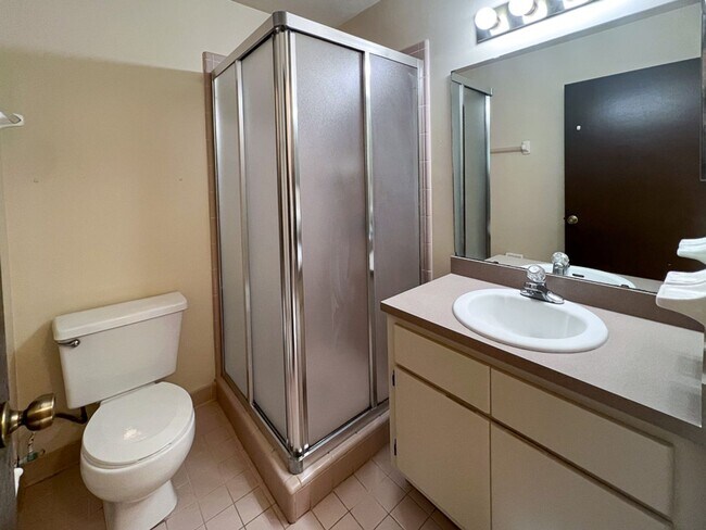 Building Photo - 2/2 Flat in Napier Oaks available August 1!