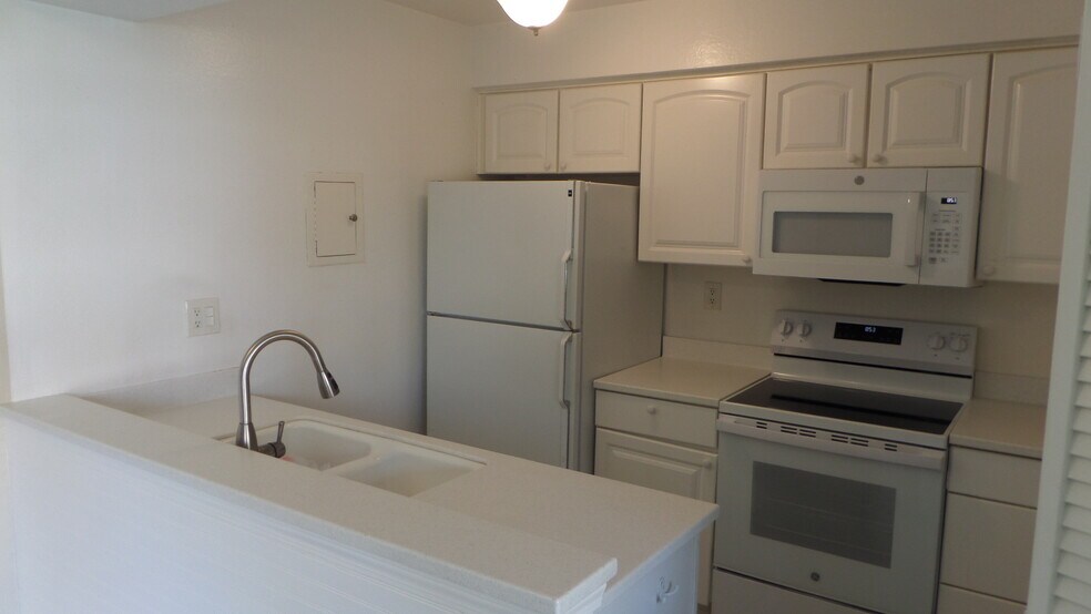 Building Photo - 72577 Edgehill Dr