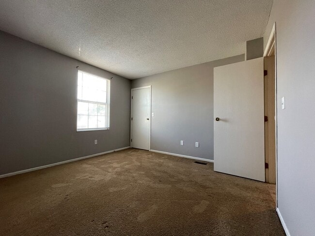 Building Photo - 5098 Stoneybrook Blvd