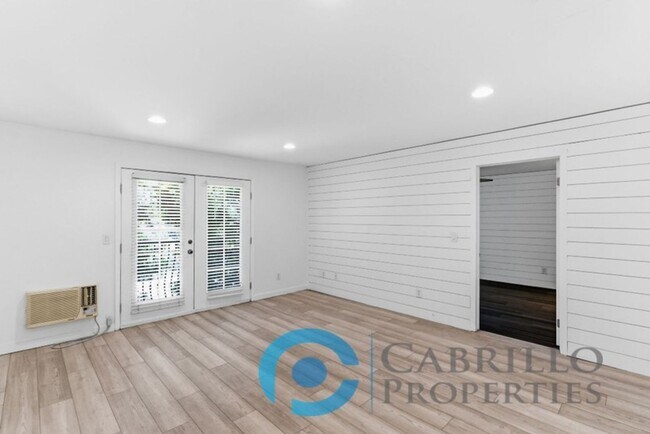 Building Photo - *** FIRST MONTH FREE *** Beautifully Renovated 2BD/2BA Condo with In-Unit Washer and Dryer