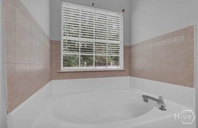 Building Photo - MOVE IN READY