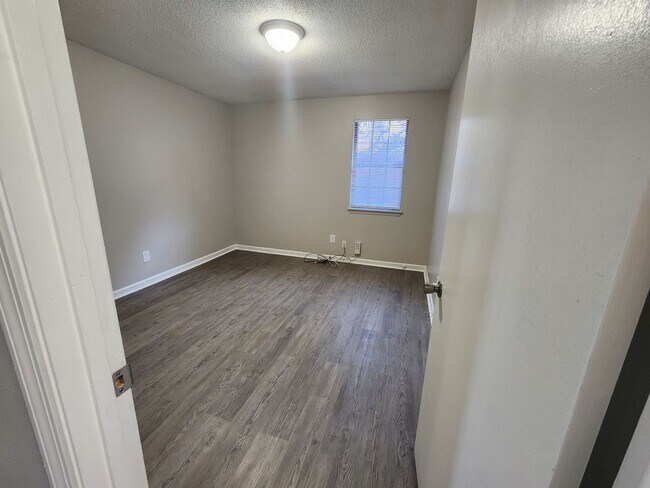 Building Photo - 2924 Henry St