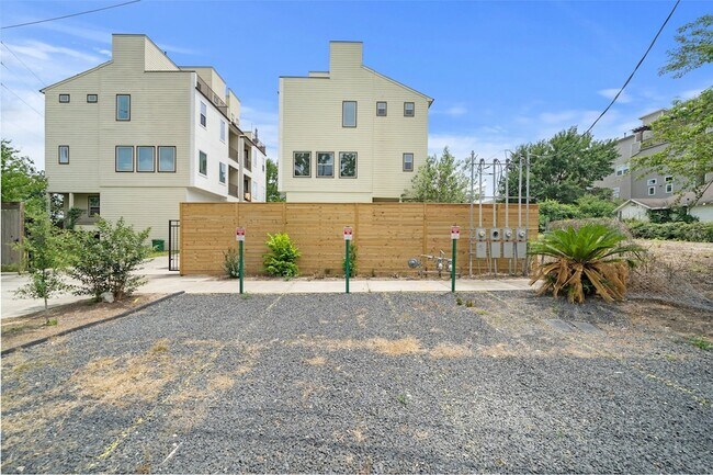 Building Photo - 1005 Bingham St