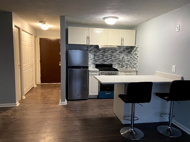 Building Photo - 10 Kenmar Dr