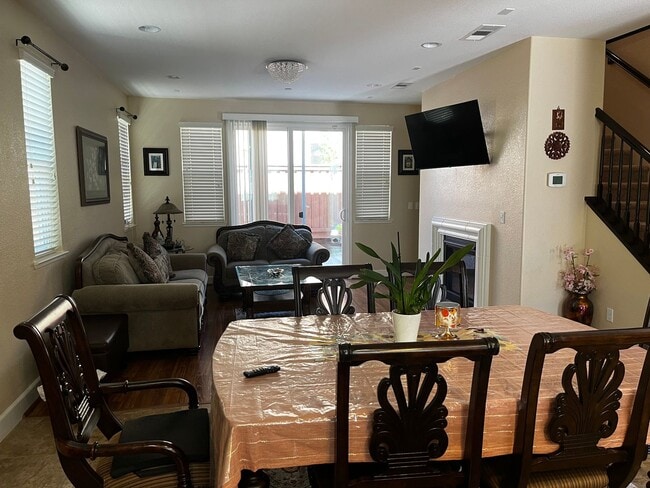 Building Photo - Great 4 Bedroom, 3 Bathroom 2100 sqft. Folsom Home for Lease