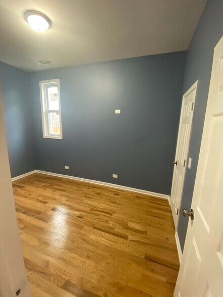 Bedroom - 4903 W Hubbard St
