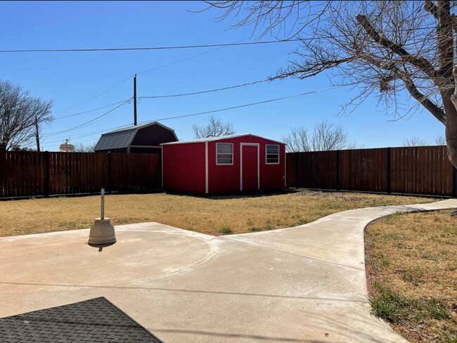 Building Photo - Beautiful 3 bedroom 2 bath home close to S...