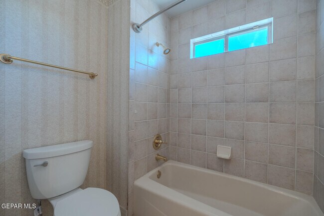 Building Photo - 2066 Paseo Del Prado Dr