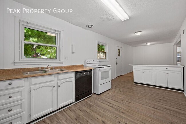 Building Photo - 2533 Ravine St