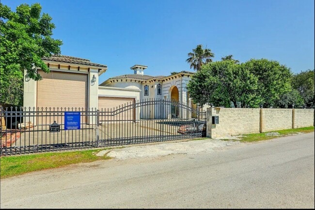 Primary Photo - 135 1st St