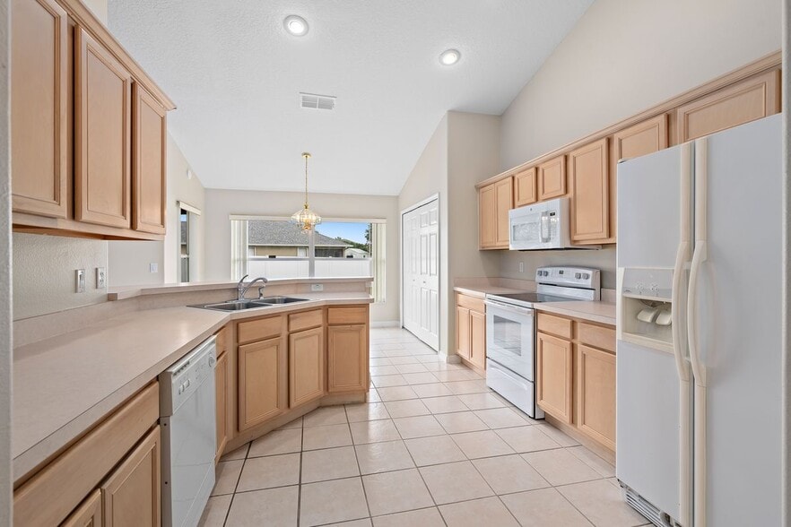 Building Photo - 1056 Princeton Dr