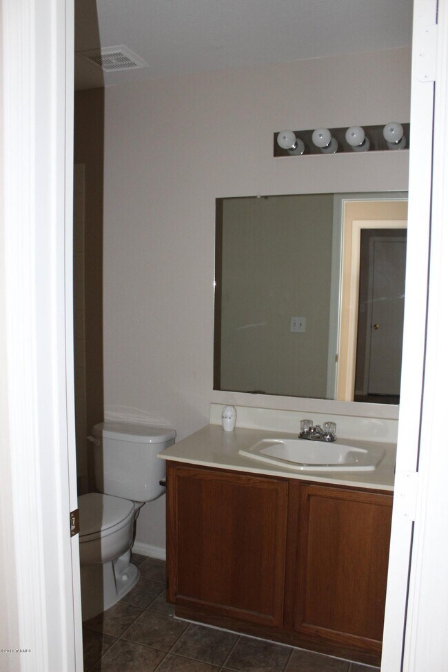 Building Photo - 7254 W Maple Ridge Dr