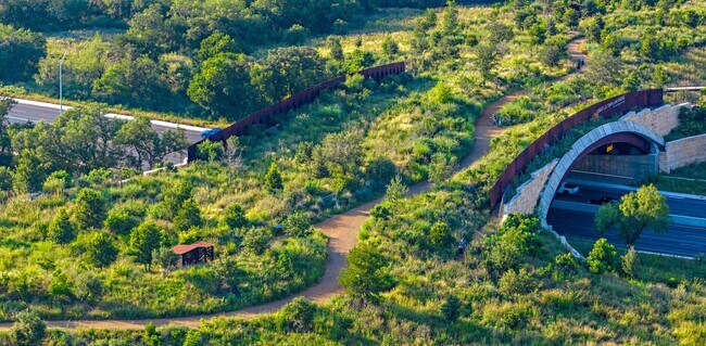 Building Photo - 2Bd Condo in Gated Community! Available November!