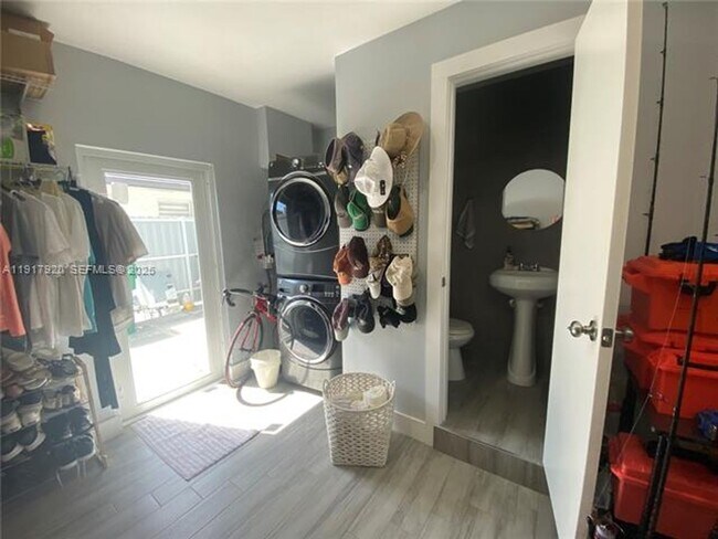 Building Photo - 7010 SW 144th Pl