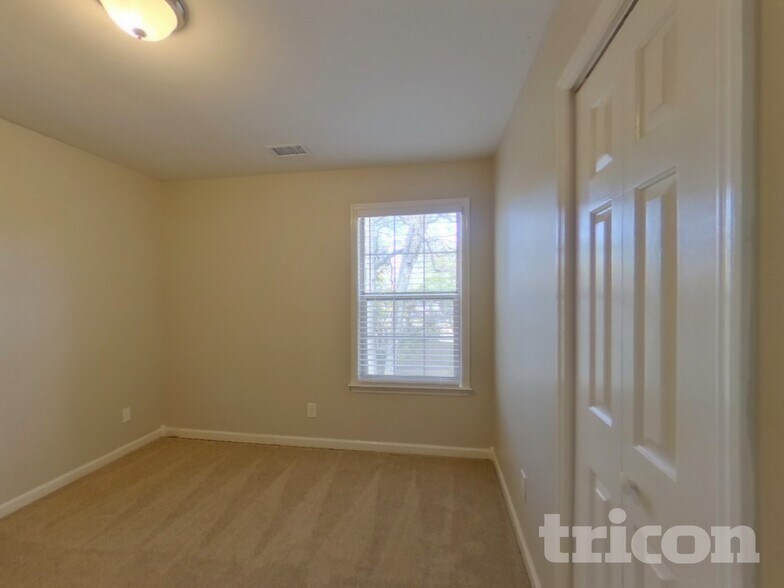 Building Photo - 2863 Iroquois Dr