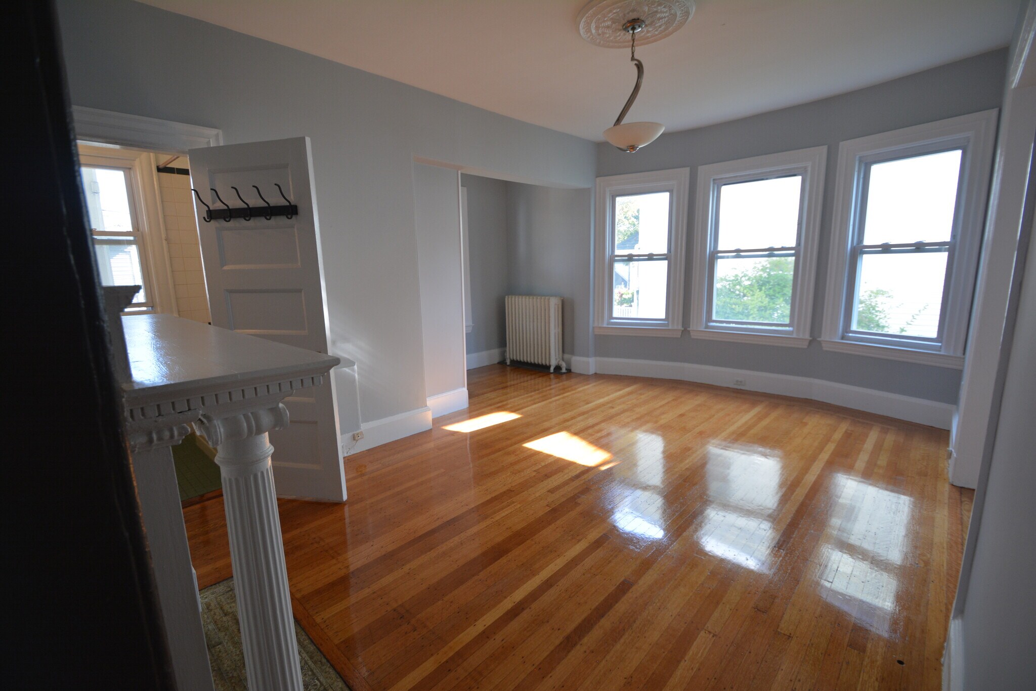 Living/Dining Rm with bay windows, alcove for desk, deep closet and fireplace. - 23 Congreve St