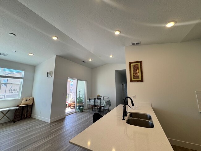 Building Photo - 3 Bed Condo In Desert Color!