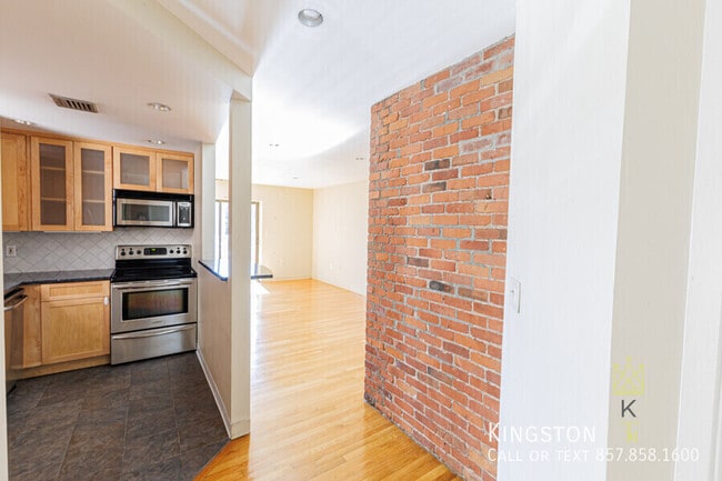 Building Photo - 96 Gainsborough St
