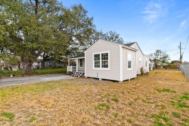 Building Photo - REMODELED 3 BEDROOM ON A CORNER LOT
