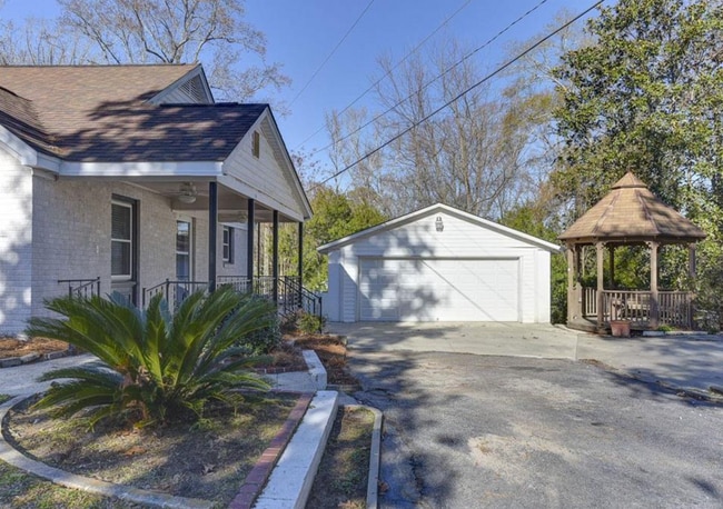 Building Photo - Newly Renovated 3 Bed 3 Bath in Desirable ...