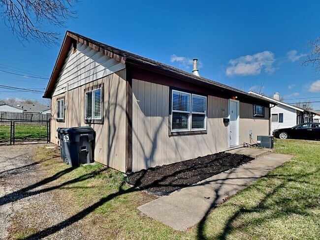 Building Photo - Quaint 3 bed 1 bath with fenced in backyar...
