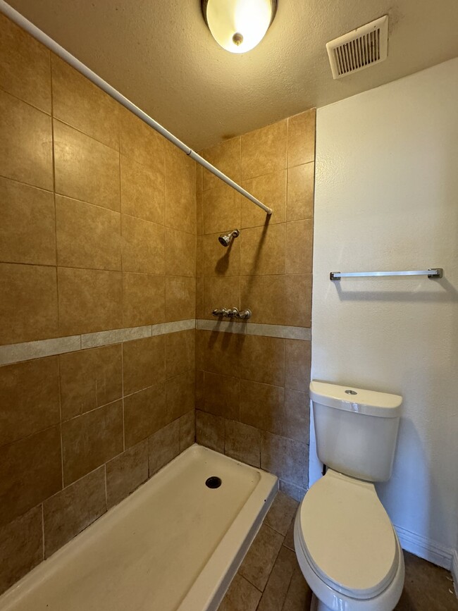 Building Photo - Spacious 3-Bed, 1-Bath Condo with Granite ...