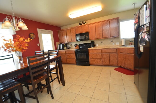 Building Photo - Gorgeous 3 bedroom 2 bath home in desired ...