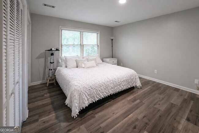 Building Photo - 135 Summer Brooke