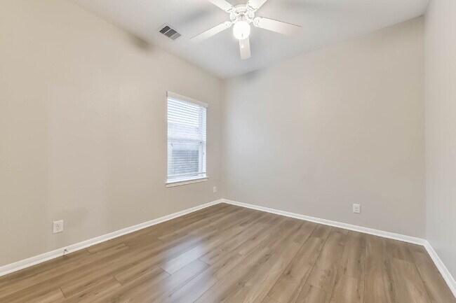 Building Photo - Beautiful 4-Bedroom, 2-Bath Home in Bay Co...