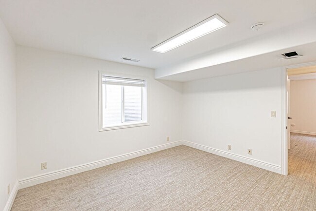 Building Photo - Beautiful- 5 bed/3 bath, 3 car garage and ...