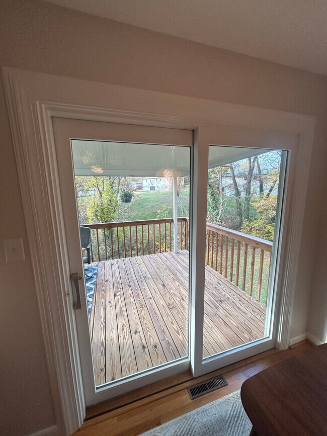 Building Photo - 44 Maple Ave