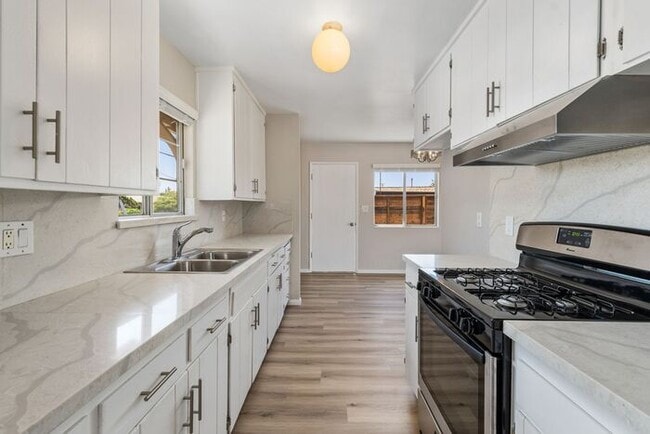 Building Photo - Gorgeous remodeled 3BR / 2BA house with a large yard available in Clairemont