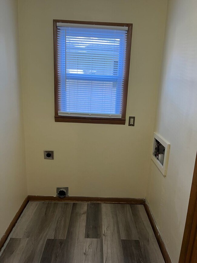 Building Photo - ADORABLE 3 BEDROOM HOUSE- FENCED BACK YARD