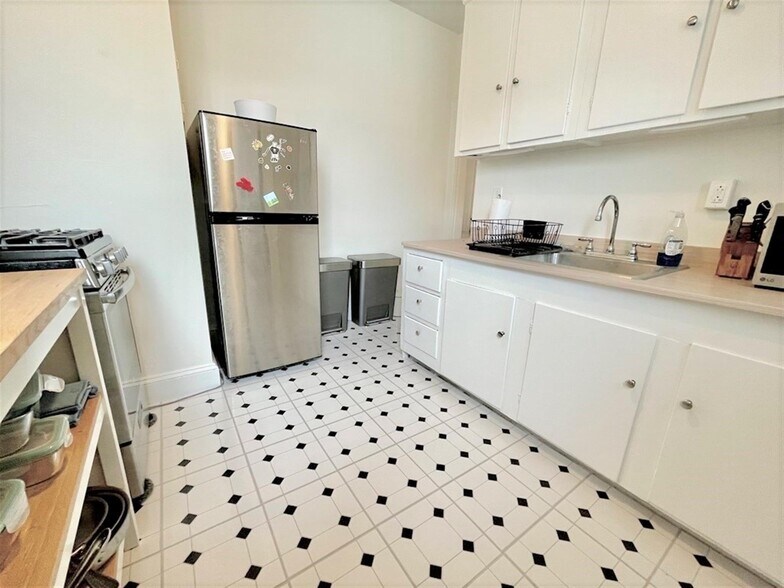 Building Photo - 76 Martin St