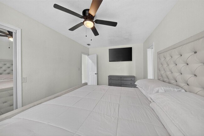 Building Photo - 19621 NW 11th Ct