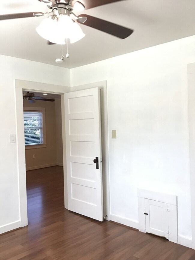 Building Photo - Old Roseville 2 bedroom