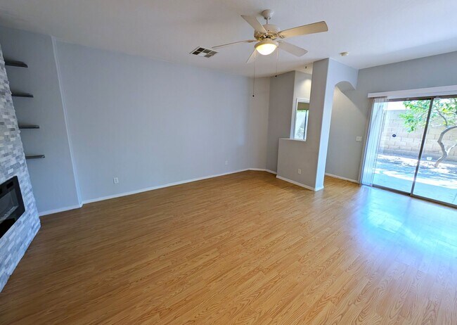 Building Photo - 3 Bedroom Home in the Crismon Crossing Com...