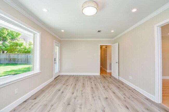 Building Photo - 8330 Waterbury Dr