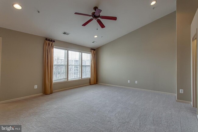 Building Photo - 22000 Avonworth Square