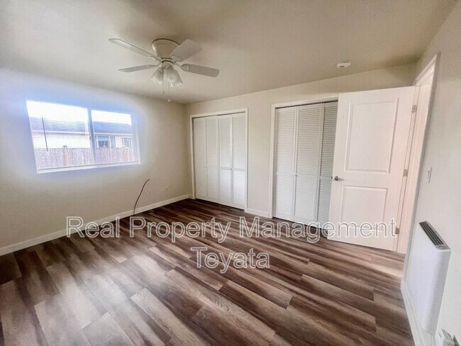 Building Photo - 902 S 22nd Ct