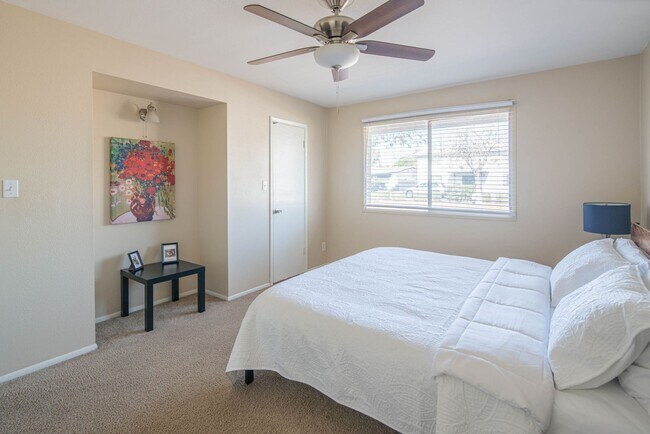 Building Photo - 1047 E Alameda Dr