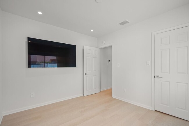 Building Photo - 619 Westmount Dr