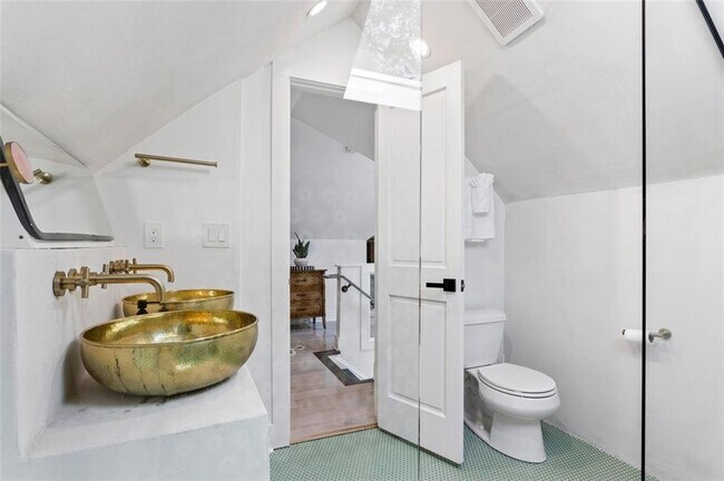 Building Photo - 724 Charles Allen Dr NE