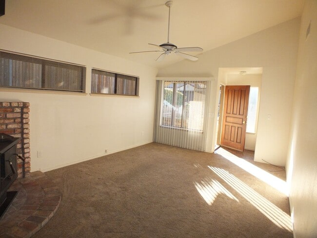 Building Photo - Rescue duplex 2/2 home with garage and fen...