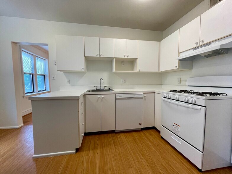 Building Photo - 6238 Southwood Ave