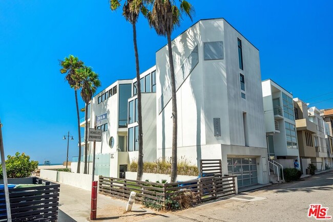 Building Photo - 2319 Ocean Front Walk